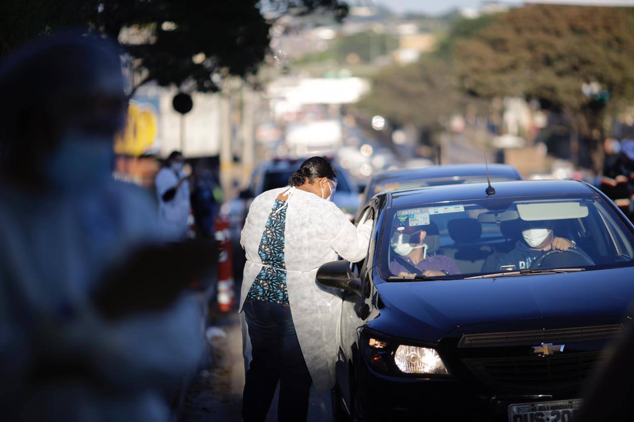 Barreira sanitária instalada na avenida Amazonas, perto do viaduto do Anel Rodoviário