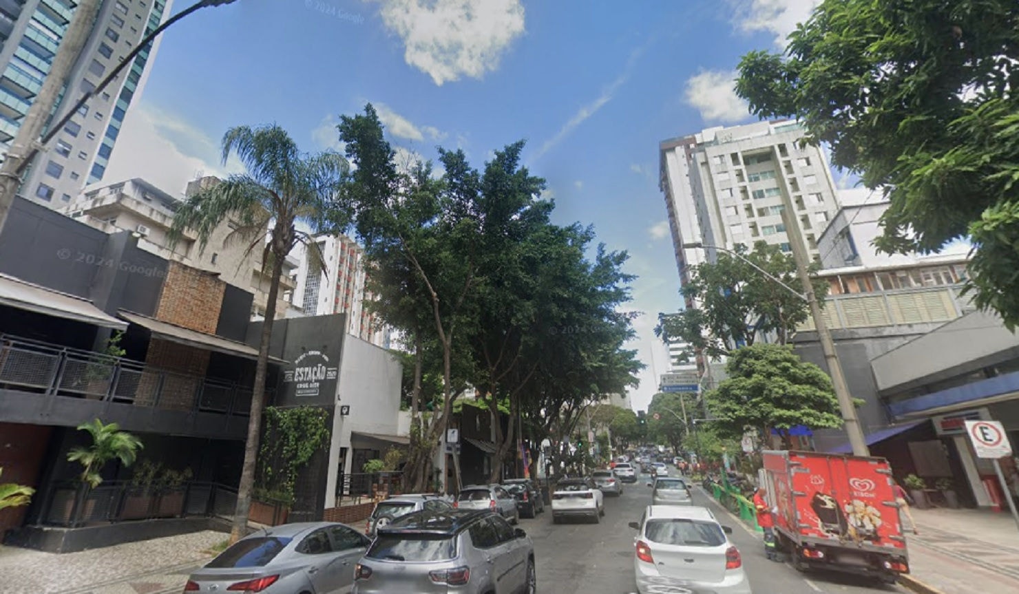 Bombeiros foram acionados até rua movimentada e repleta de bares na região