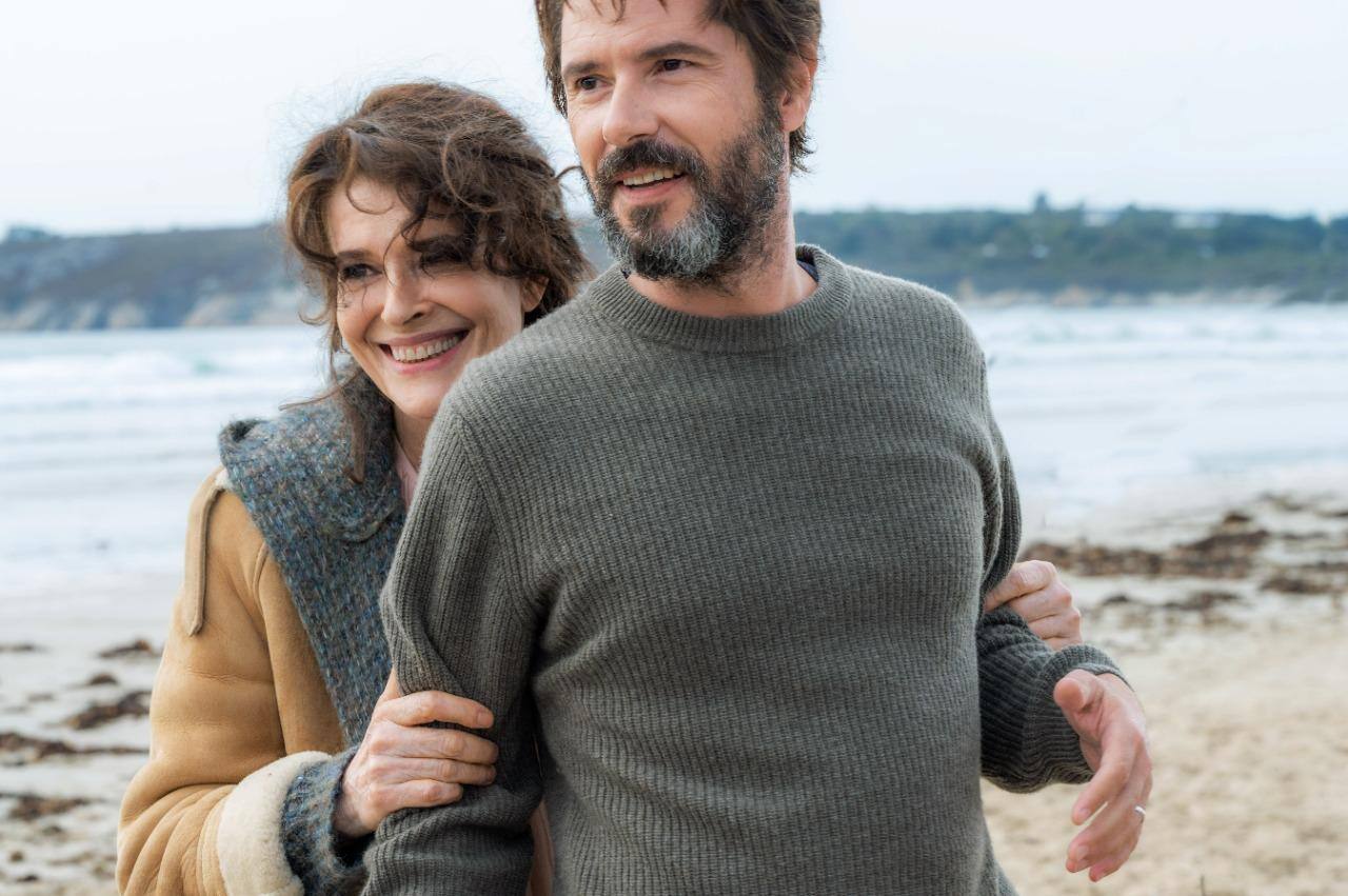 O filme francês "Jovens Amantes",  de Carinne Tardieu, mostra o relacionamento de um médico na faixa dos 45 anos com uma mulher bem mais velha que ele, interpretada por Fanny Ardant