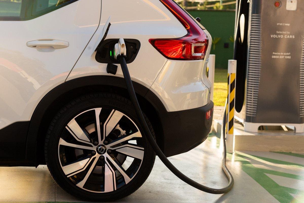 Volvo criou o maior hub de recarga de carros elétricos da América Latina em prédio comercial de São Paulo