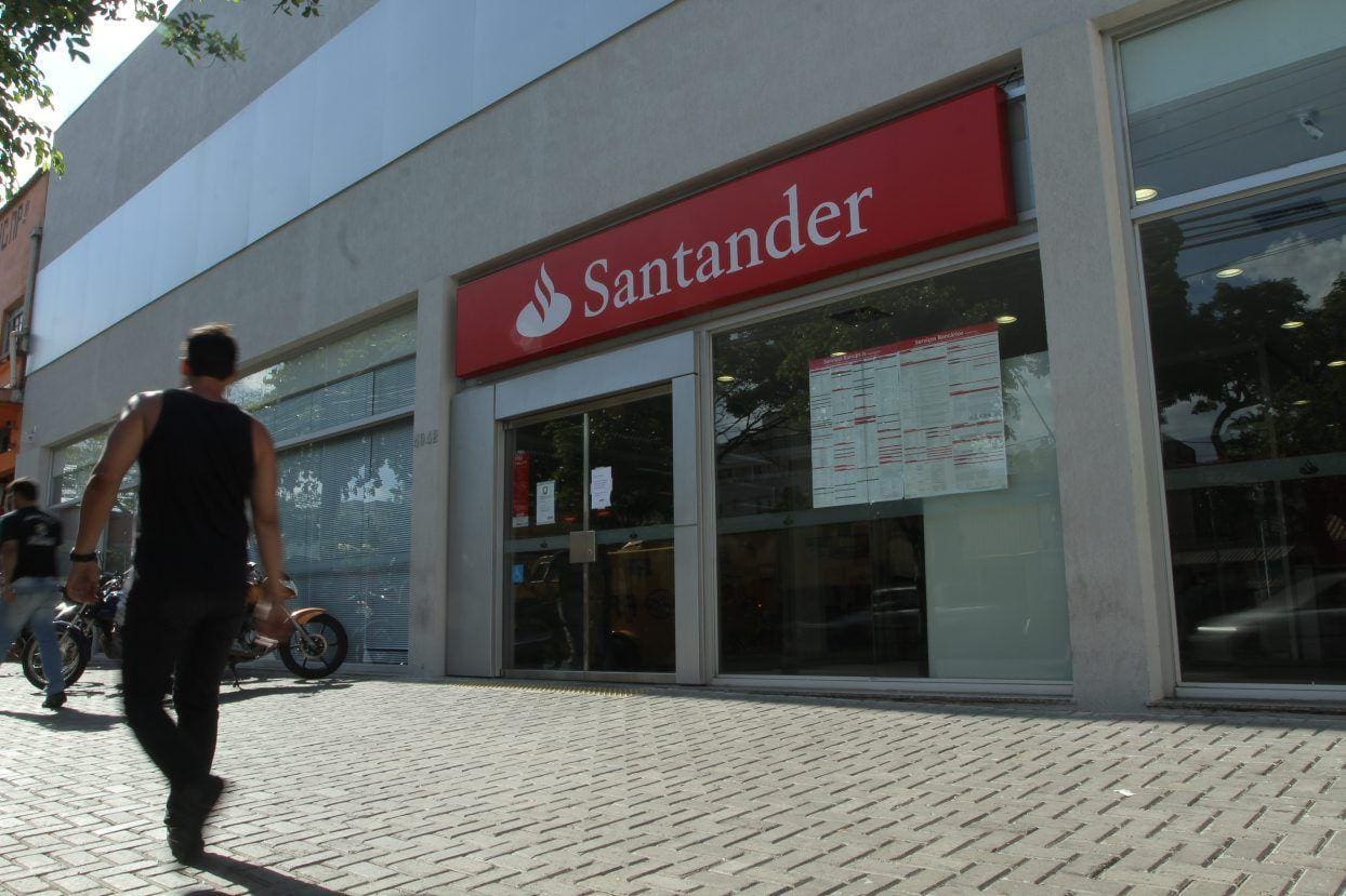 Justiça decidiu por manter multa de R$ 9,6 milhões ao Banco Santander por 'sujar nome' de 7 mil servidores de MG em 2019