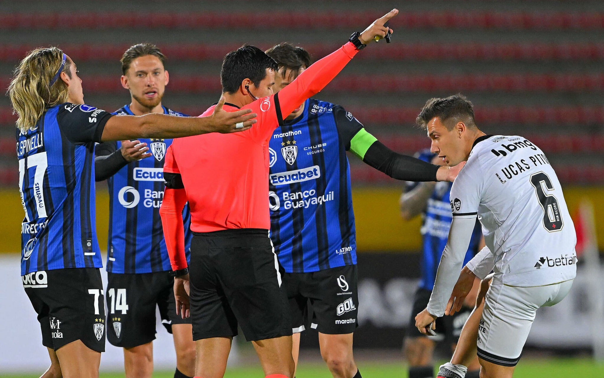 Vasco foi goleado pelo Del Valle na Sul-Americana (Foto: Rodrigo Buendia/AFP)