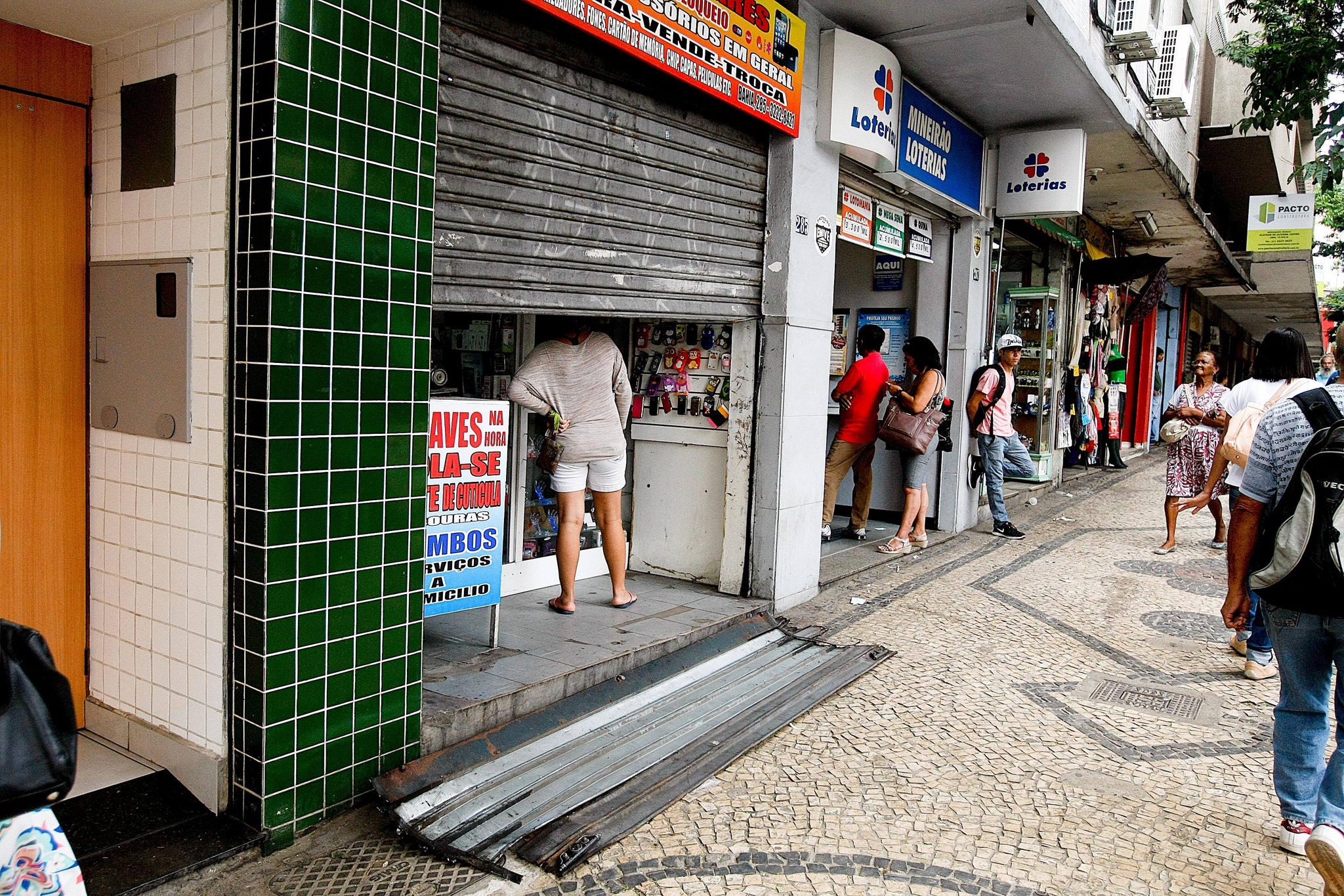 CIDADES : BELO HORIZONTE - MG - CENTRO . APOS A CONQUISTA DO CRUZEIRO DO CAMPEONATO BRSILEIRO DE  2013 , TORCEDORES QUEBRAM LOJAS NO CENTRO DA CIDADE. RUA ESPIRITO SANTO 
FOTO : JOAO GODINHO / O TEMPO 14.11.2013