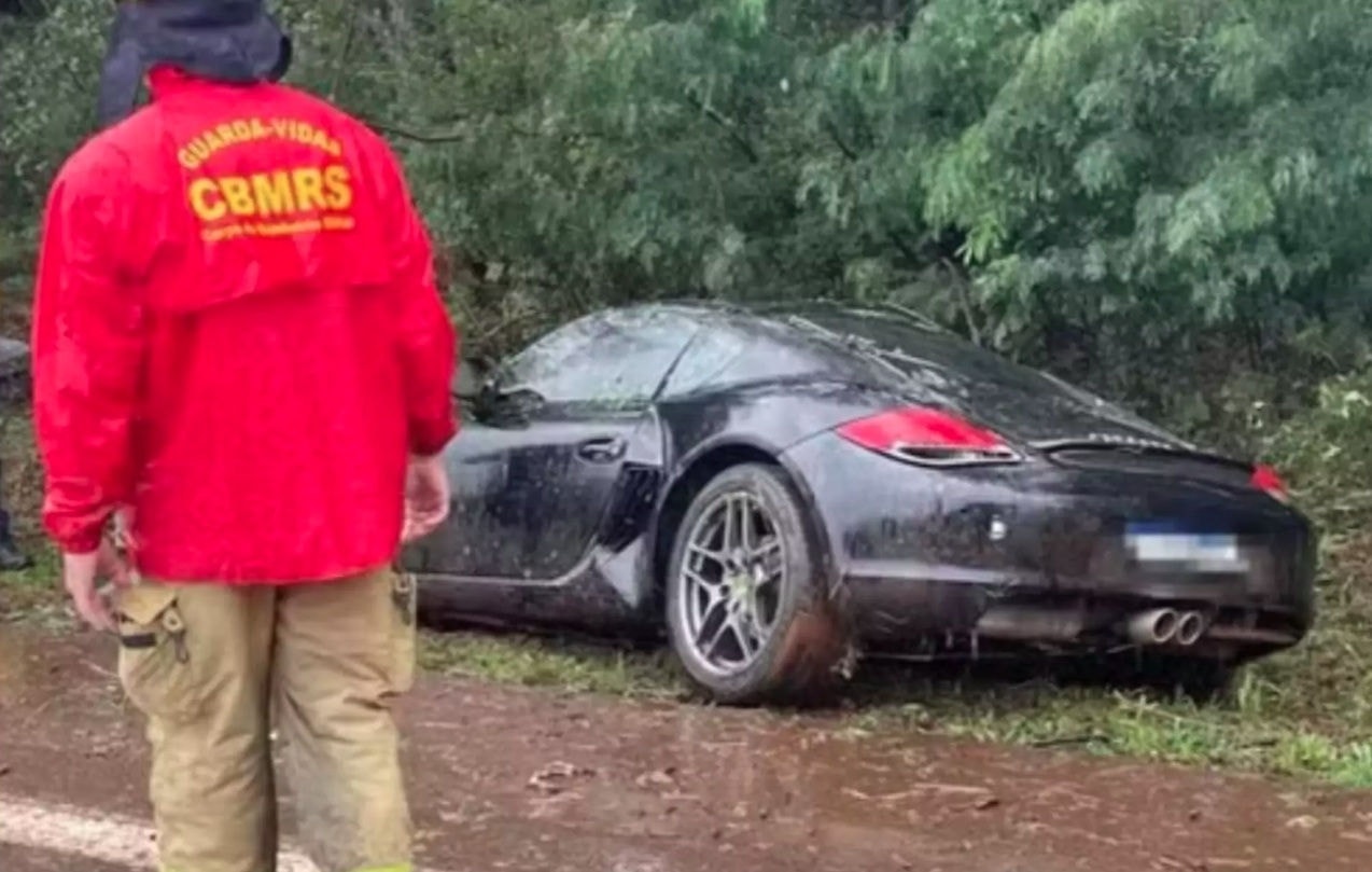Carro saiu da pista em rodovia