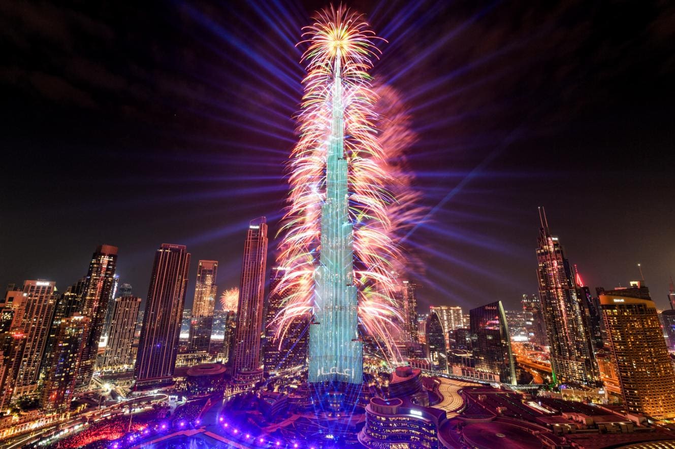 Dubai celebrou a chegada do Ano Novo com show de fogos em arranha-céu