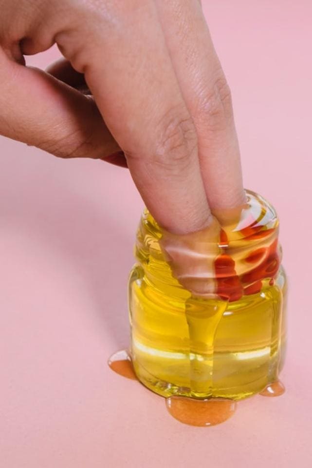 O mais corriqueiro é que a falta de fluidos vaginais tenha raízes em aspectos ambientais ou psíquicos: “Pode ser que a estimulação não esteja sendo feita adequadamente ou que essa mulher esteja estressada ou ainda que tenha crenças e traumas que impedem que se entregue ao prazer erótico”, diz especialista