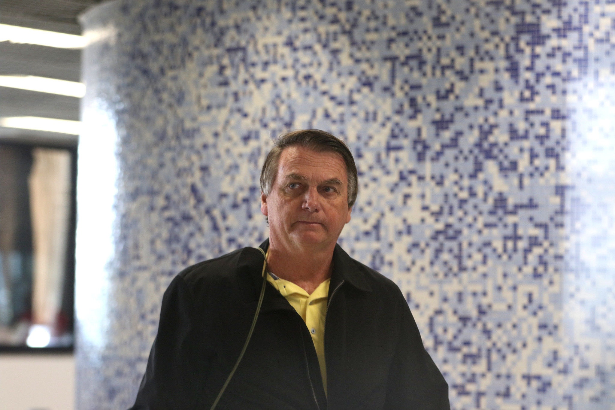 O ex-presidente Jair Bolsonaro (foto) cumpre prisão domiciliar em Brasília e foi autorizado a receber visitas e realizar exames médicos