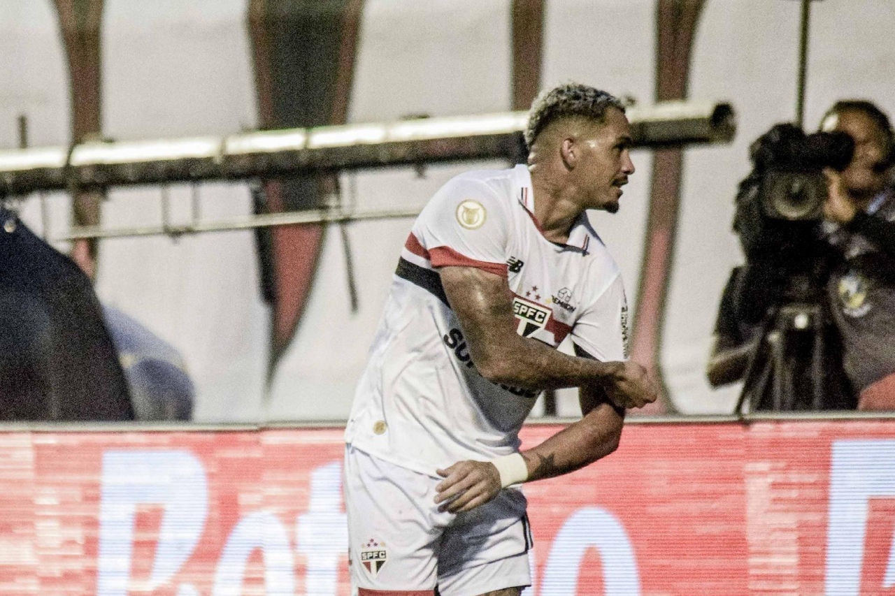 São Paulo aproveita expulsão no começo e supera o Vitória com dois de Luciano
