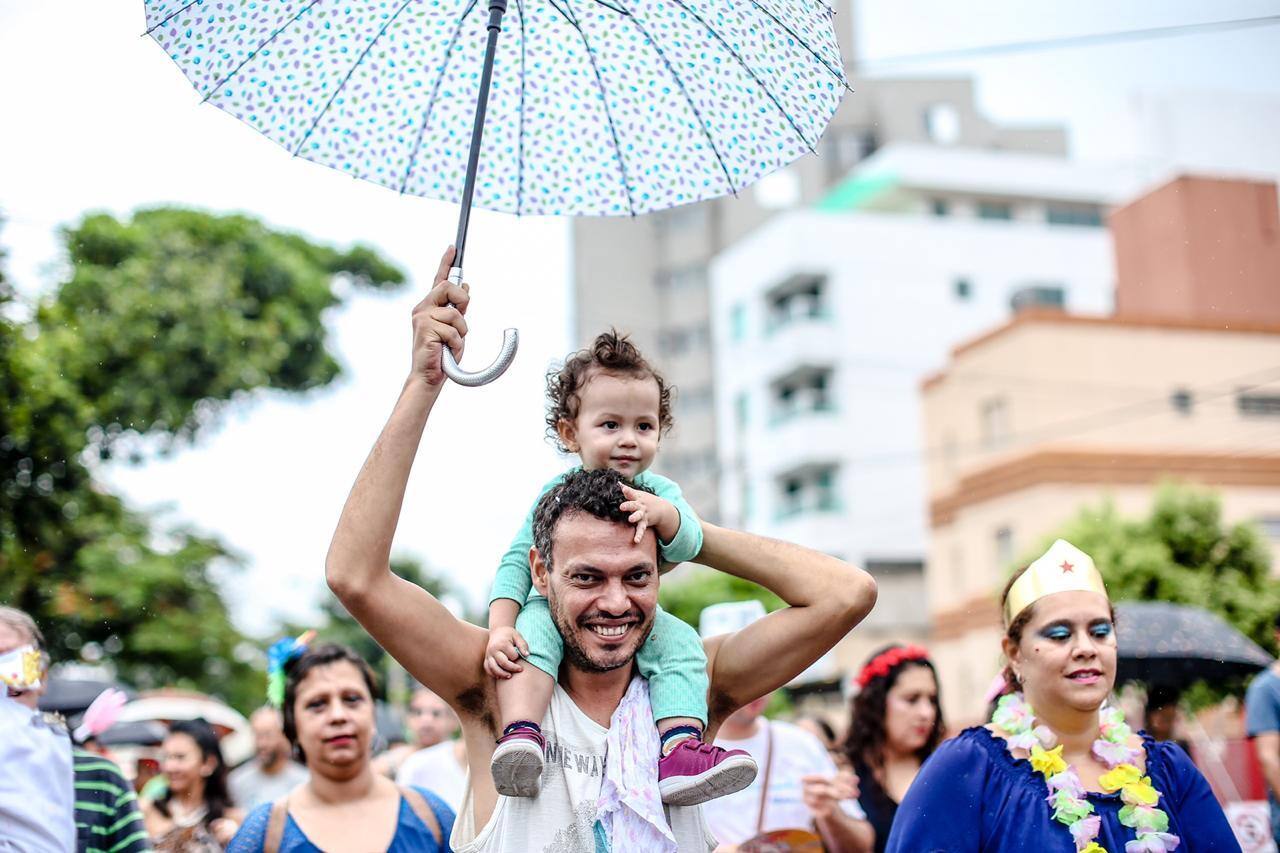 Criança na chuva