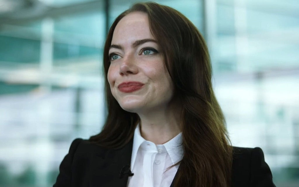 Emma Stone aparece careca no trailer de Bugonia; assista
