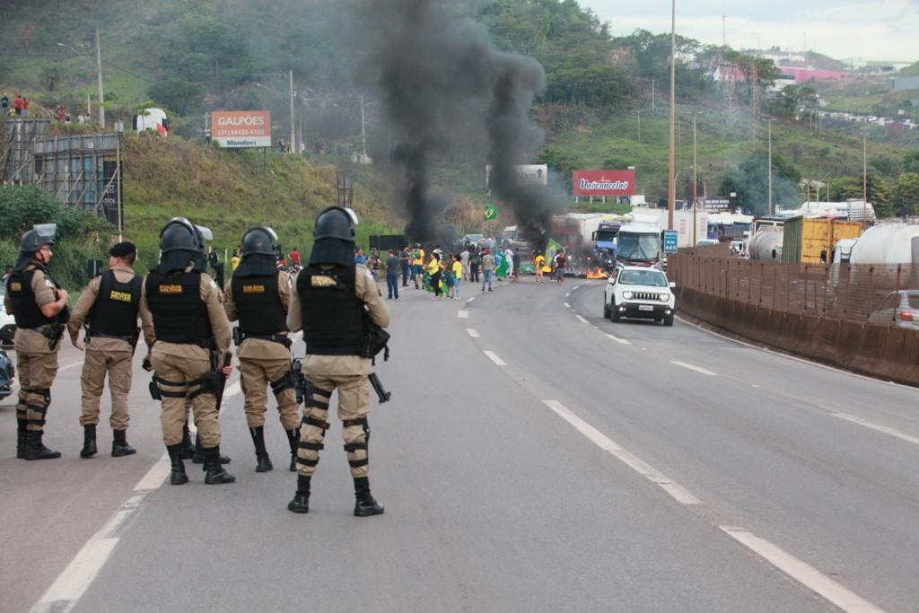 Bloqueios nas estradas travam entregas e atrasam produção de carros e laticínios