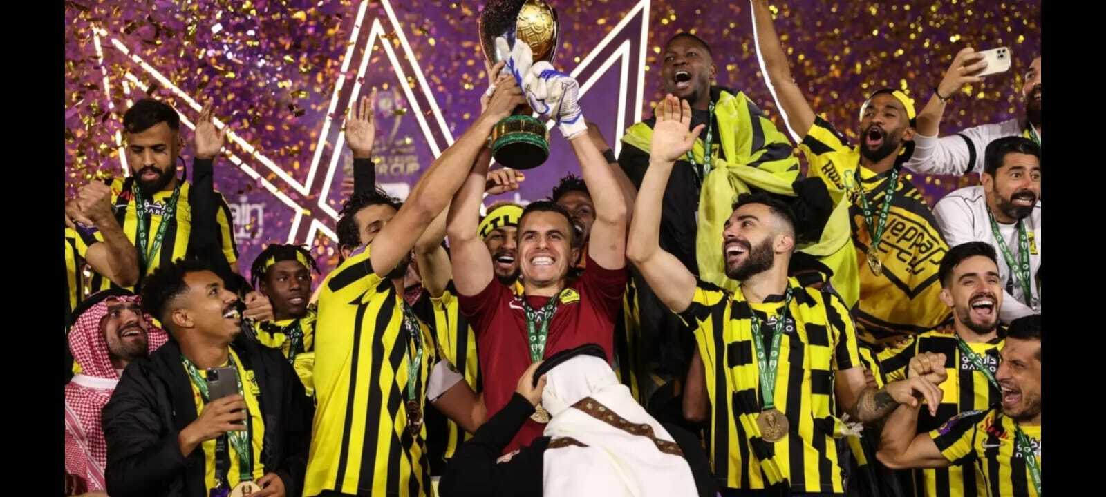 Jogadores do Al-Ittihad erguem troféu