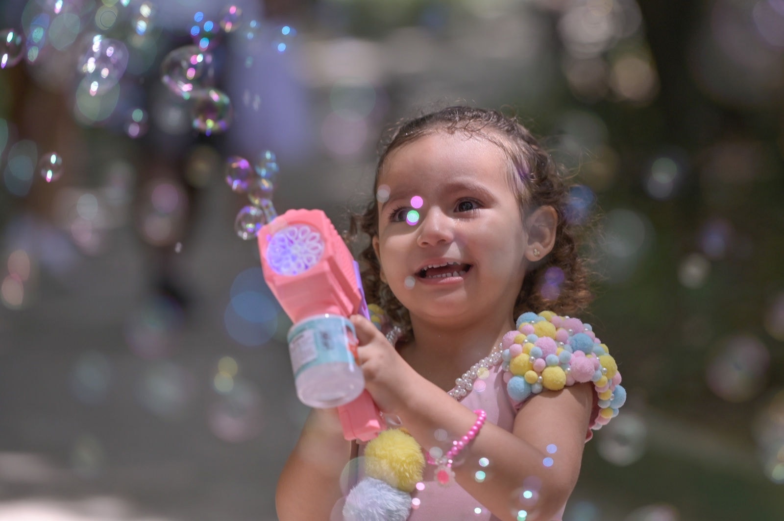 A pequena Sara brinca com bolhas de sabão no Bloquim du Bem