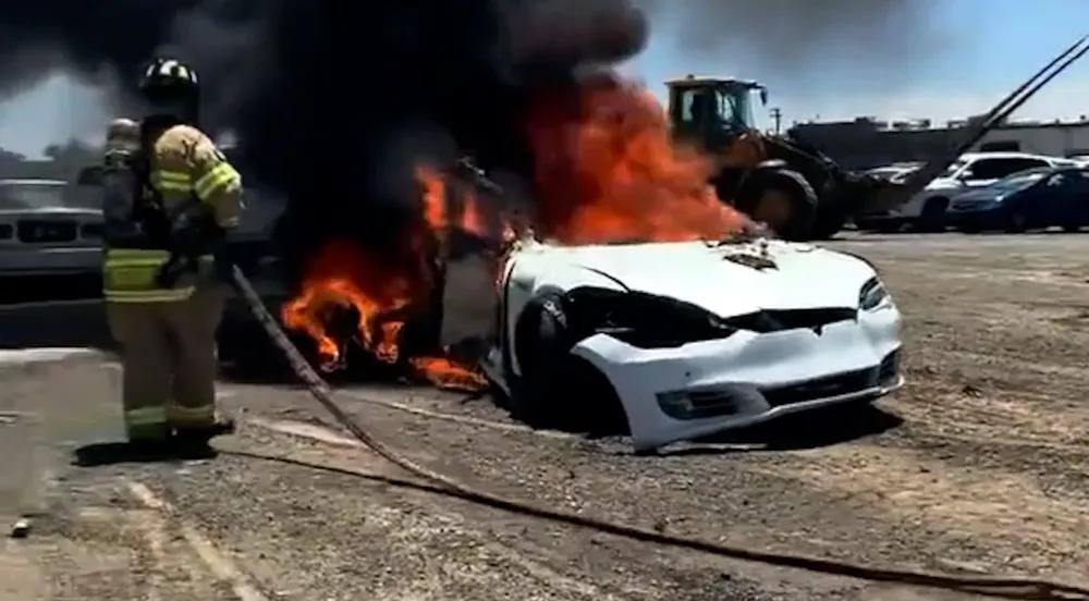 Carro da Tesla pegou fogo após ficar parado por 3 semanas em ferro-velho na Califórnia, em 2022