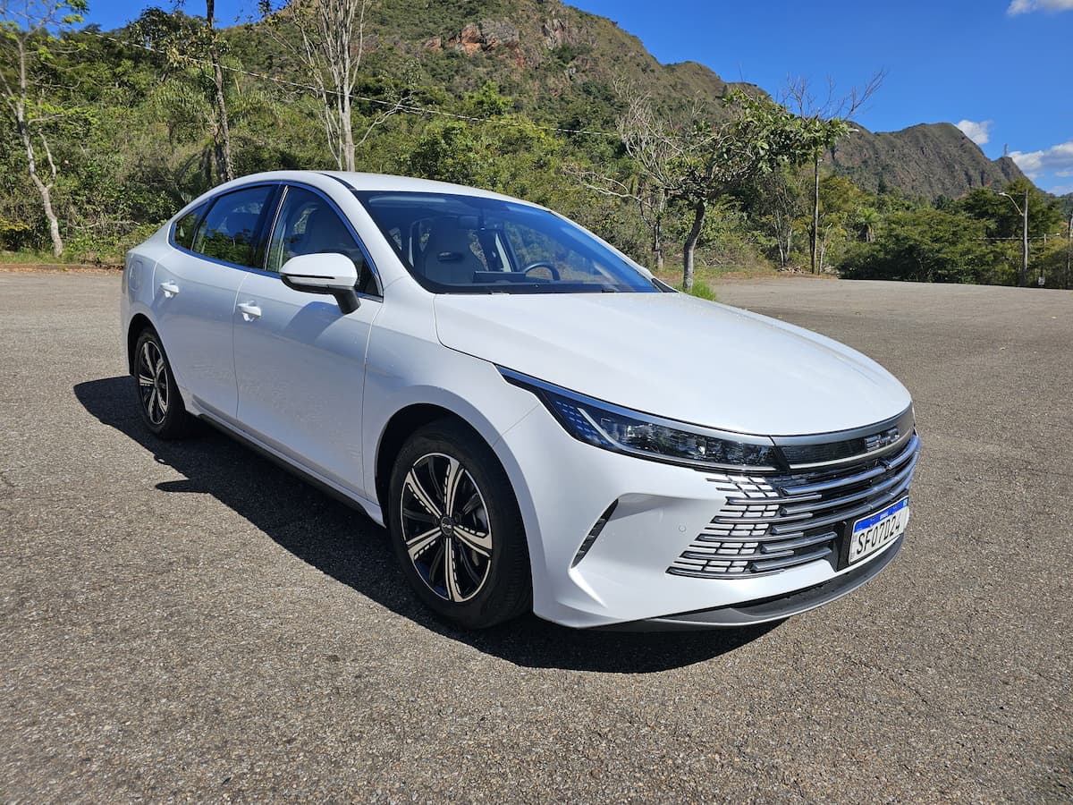Mais barato e tecnologia plug-in, o modelo chinês chegou para incomodar o Corolla 