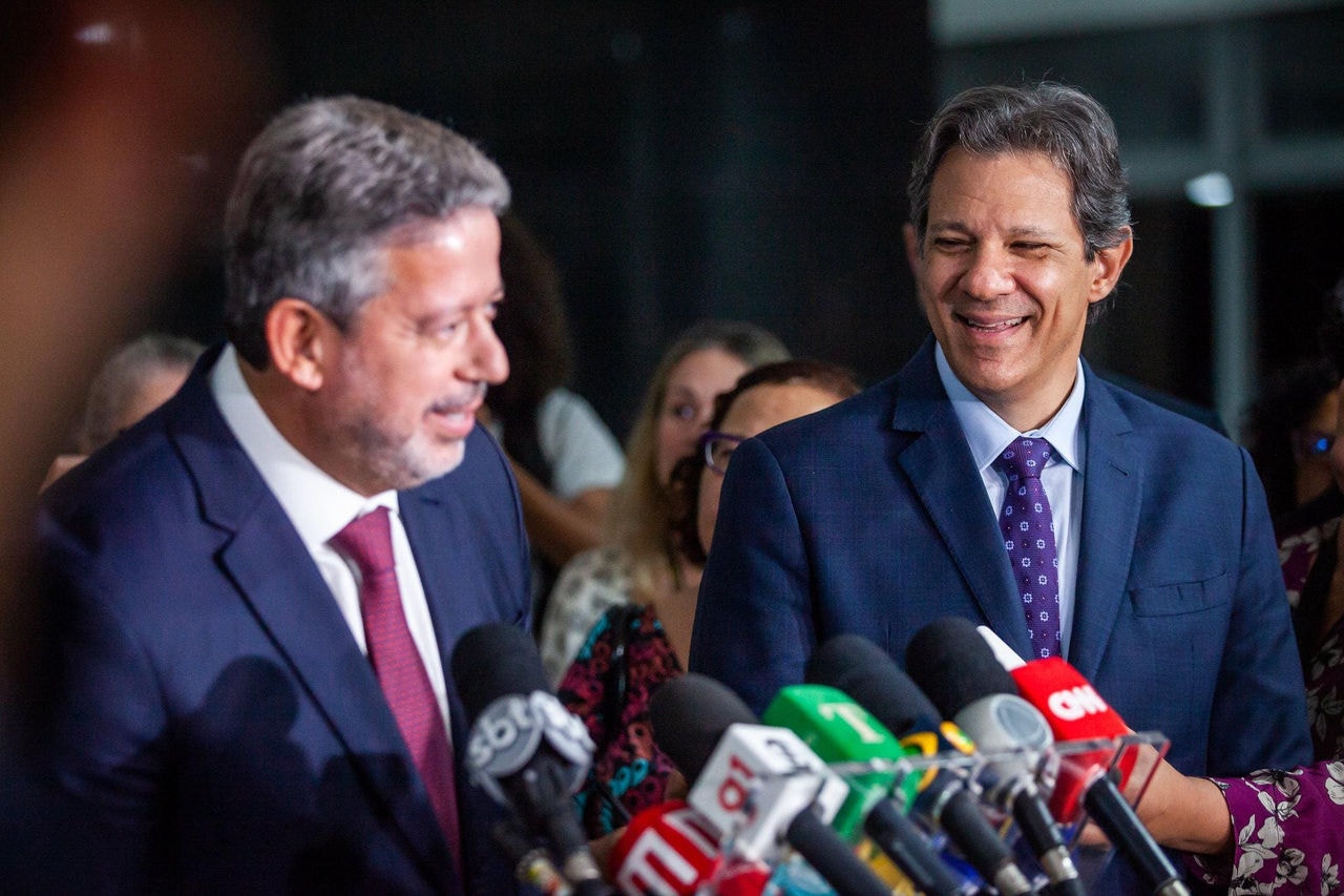 Na imagem, o ministro da Fazenda, Fernando Haddad, e o presidente da Câmara dos Deputados, Arthur Lira