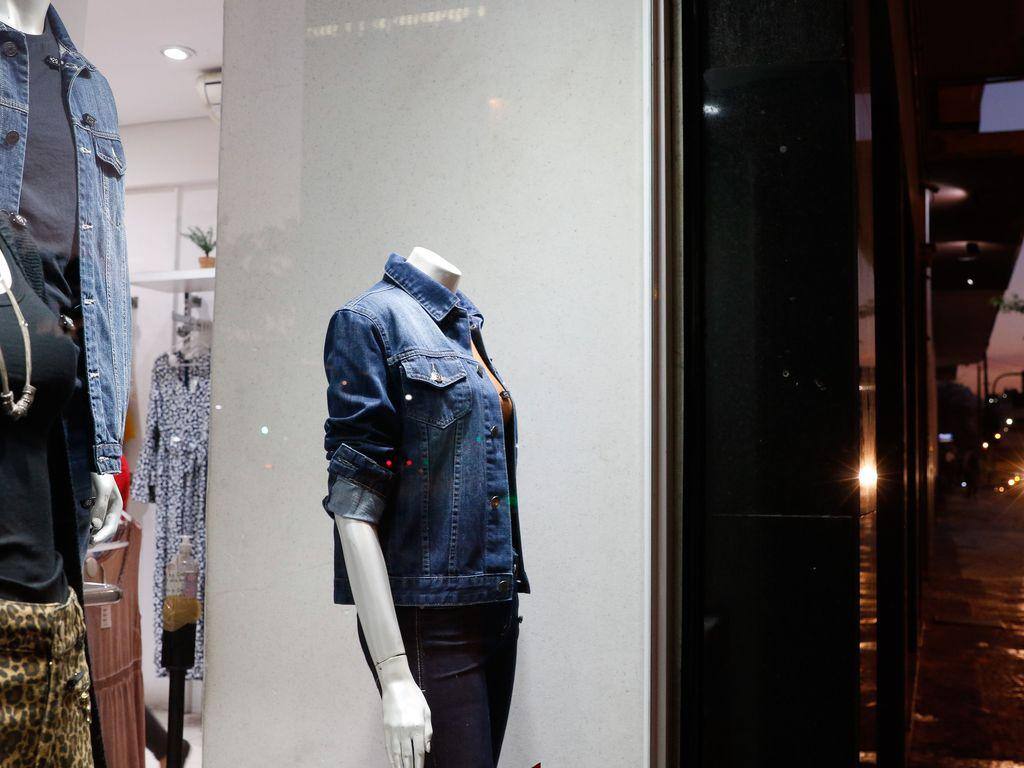 Peças de vestuário estão mais caras neste ano, e consumidor segura o bolso no dia dos namorados