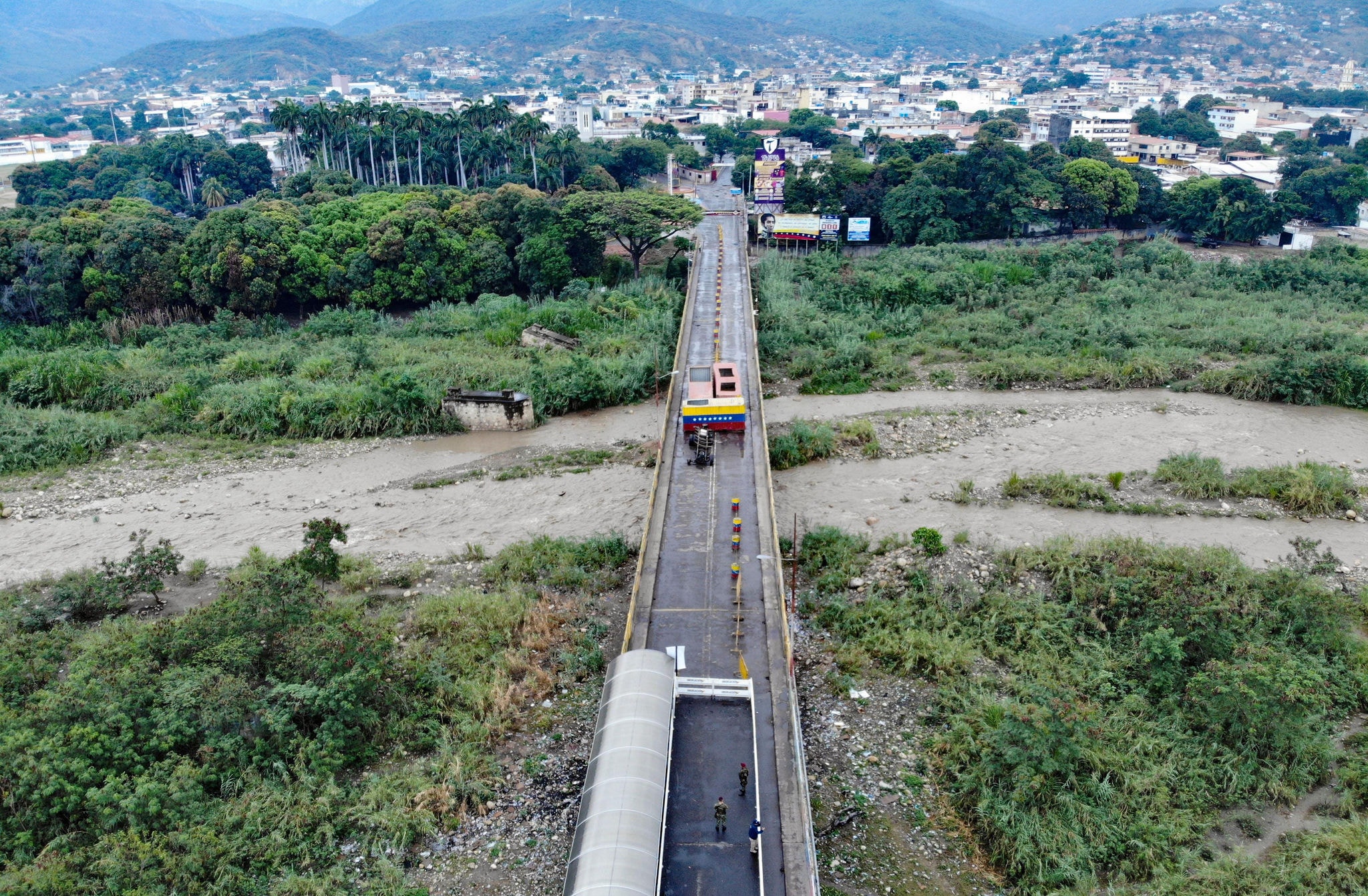 Os colombianos e estrangeiros que vivem no país poderão entrar no território, embora tenham que ficar em "isolamento preventivo obrigatório de 14 dias