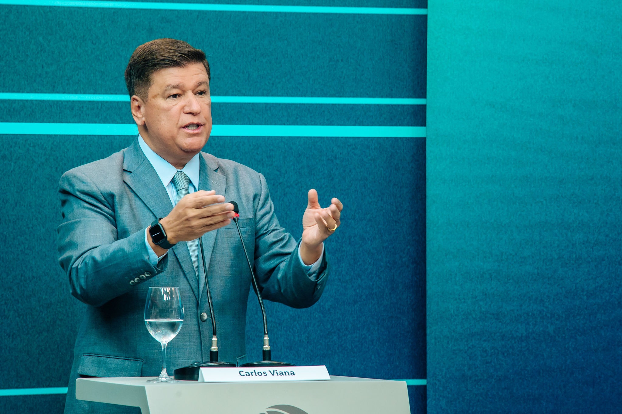 Senador Carlos Viana (Podemos) se candidatou ao governo de Minas e à Prefeitura de Belo Horizonte durante mandato de senador