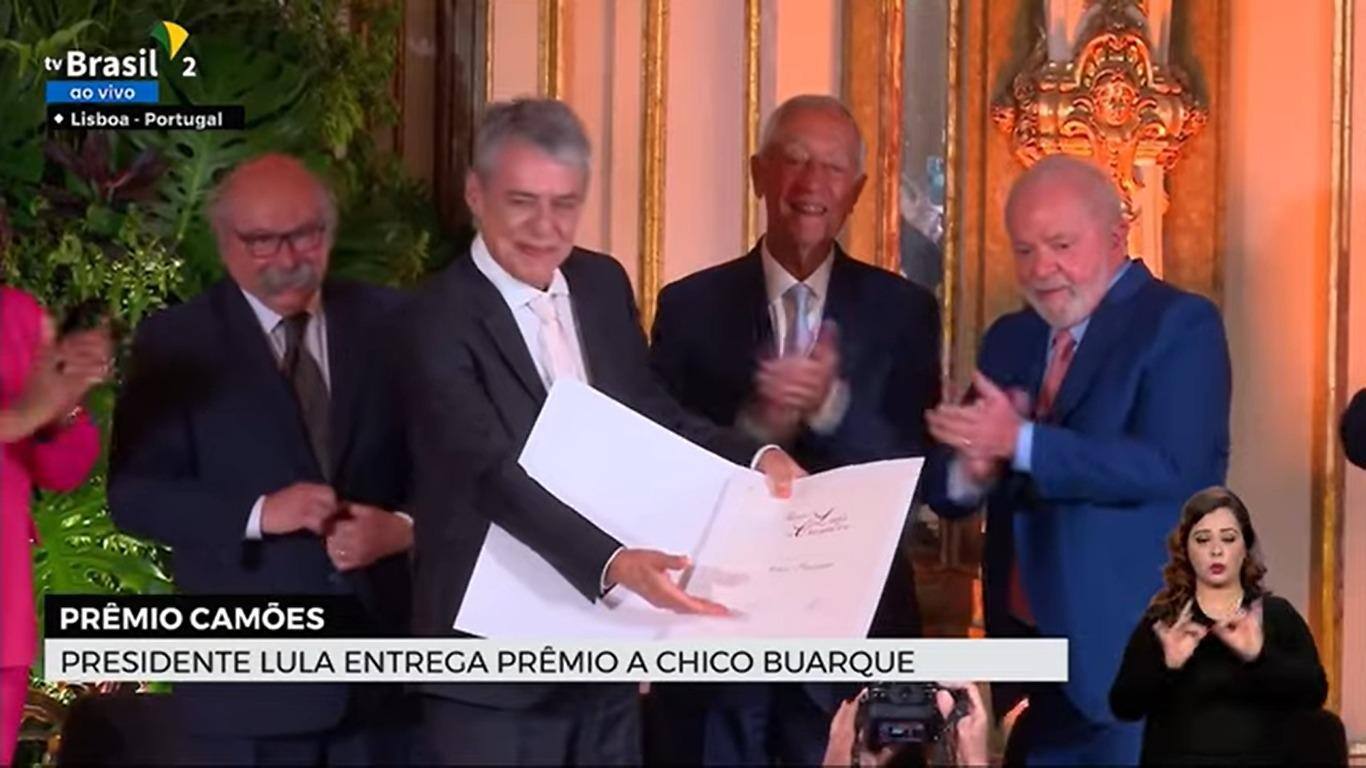Chico Buarque recebe o diploma do Prêmio Camões assinado pelo presidentes do Brasil (Lula) e de Portugal (Marcelo Rebelo de Sousa)