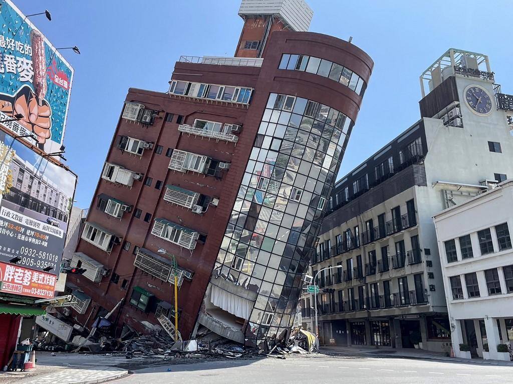 Um edifício foi danificado em Hualien, depois que um grande terremoto atingiu o leste de Taiwan
