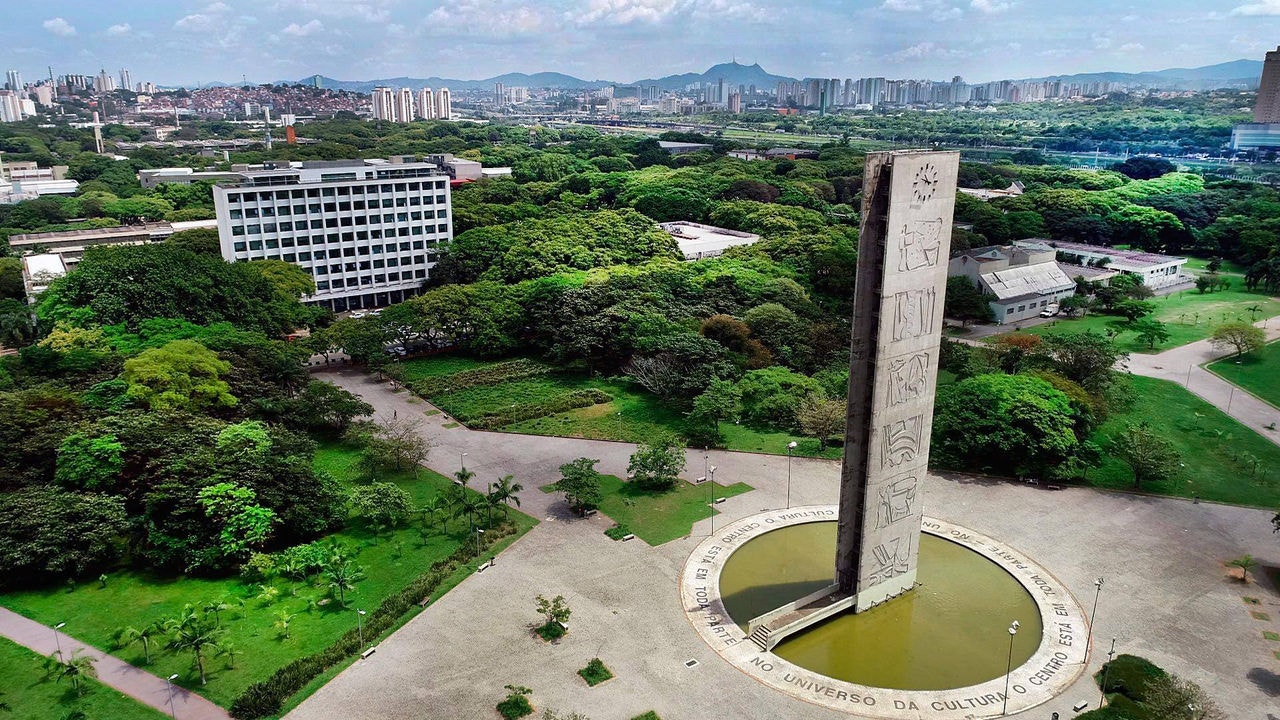 Imagem aérea de prédio da reitoria da USP