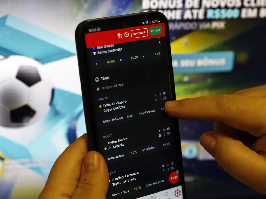 Apostador navega por site de bet: cerca de 2 mil sites irregulares devem ser retirados do ar