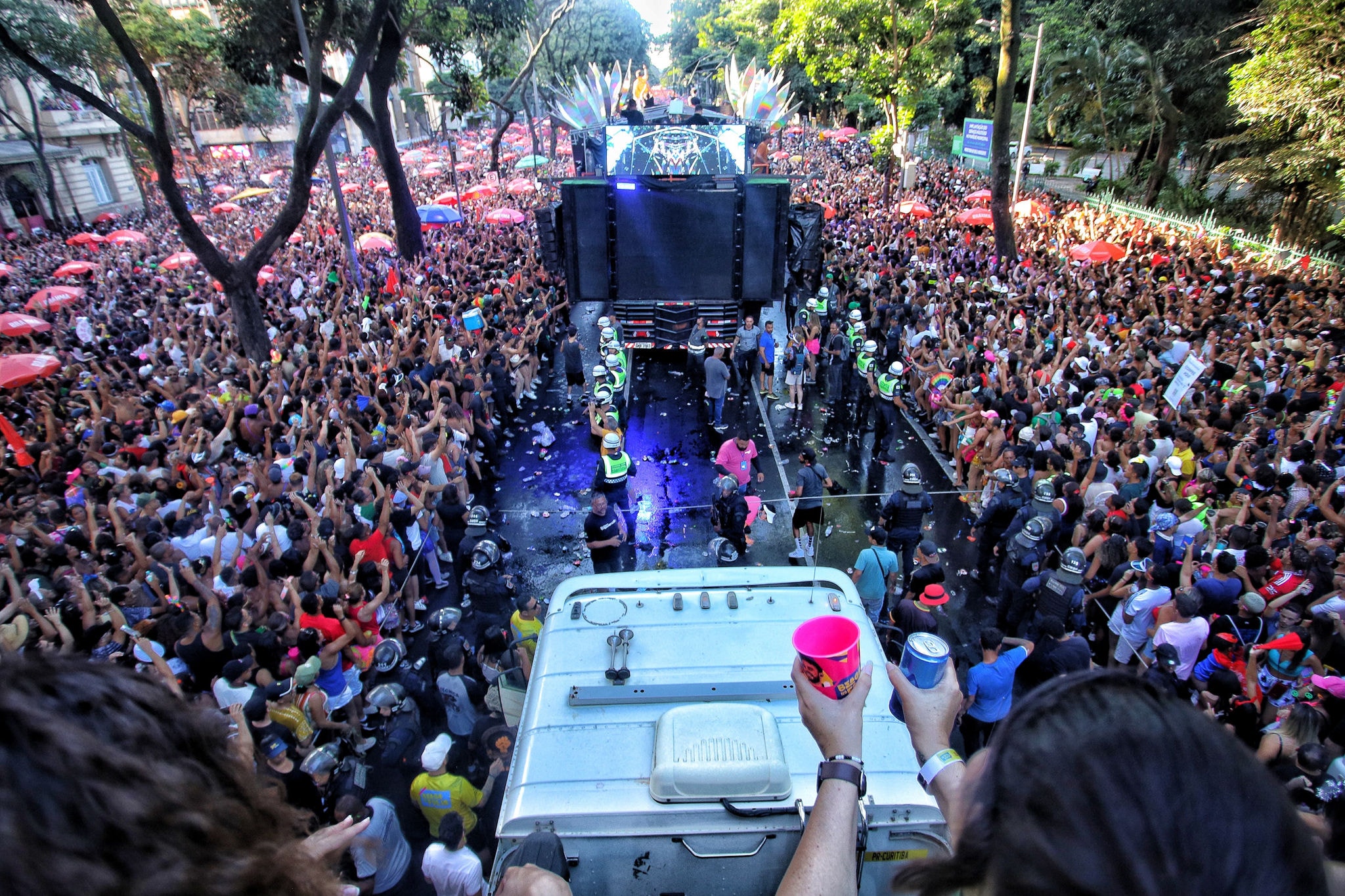 Dj Alok arrastou multidão em trio em BH