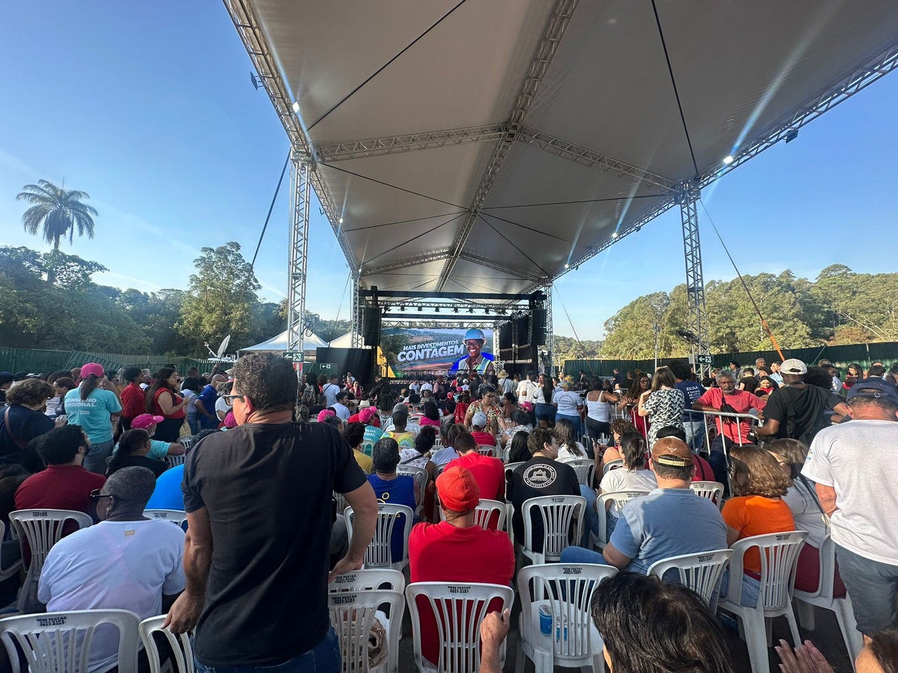 Apoiadores aguardam a chegada do presidente Lula a Contagem