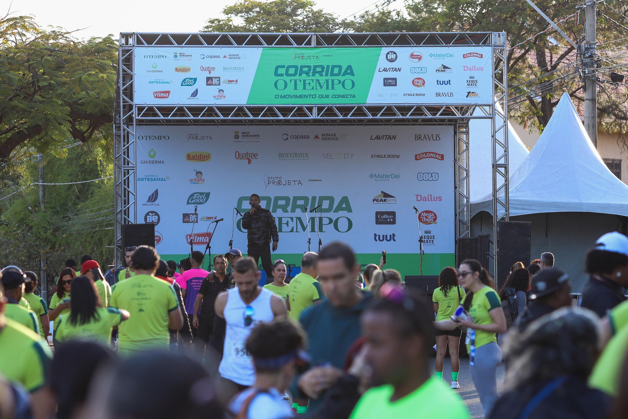Atletas e famílias movimentam o Mirante Belvedere antes da Corrida O TEMPO