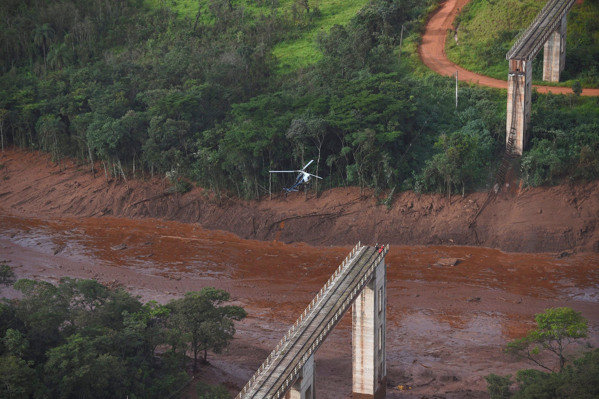 Ponte da linha férrea que escoava produção de minério da mina de Córrego do Feijão, em Brumadinho, destruída pela onda de rejeitos