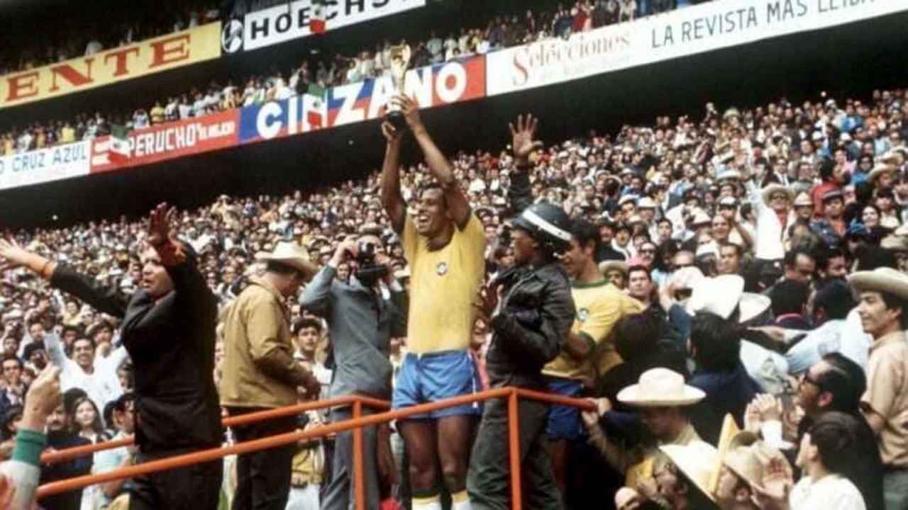 Carlos Alberto levanta a Jules Rimet no México: a taça era do Brasil para sempre