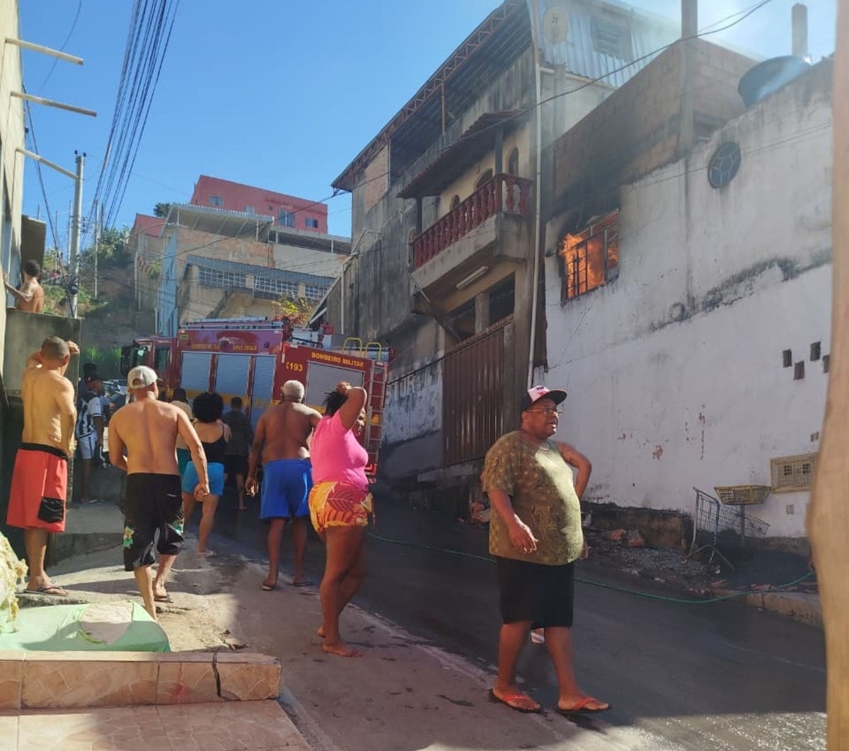 O homem invadiu o imóvel, colocou fogo e fugiu