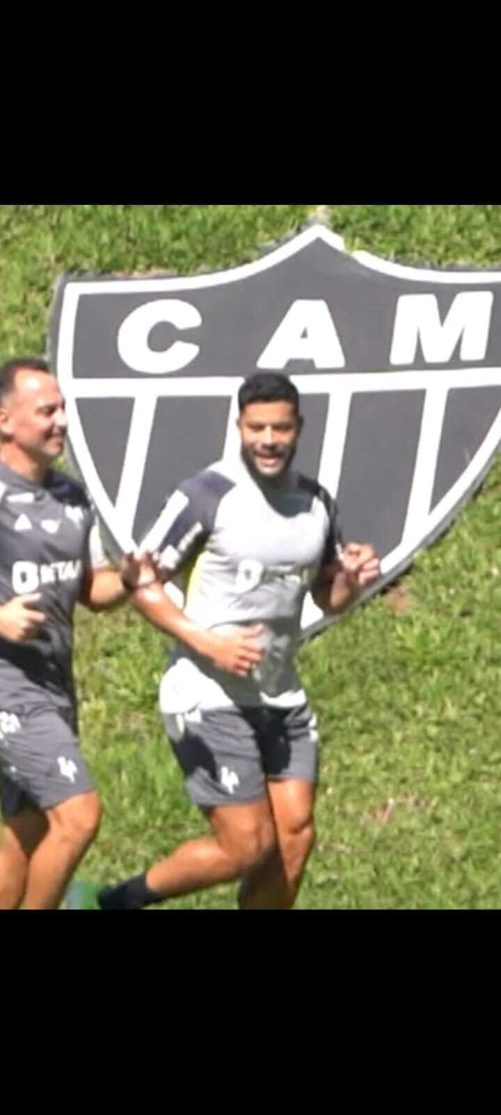Atacante Hulk já faz corrida no gramado da Cidade do Galo