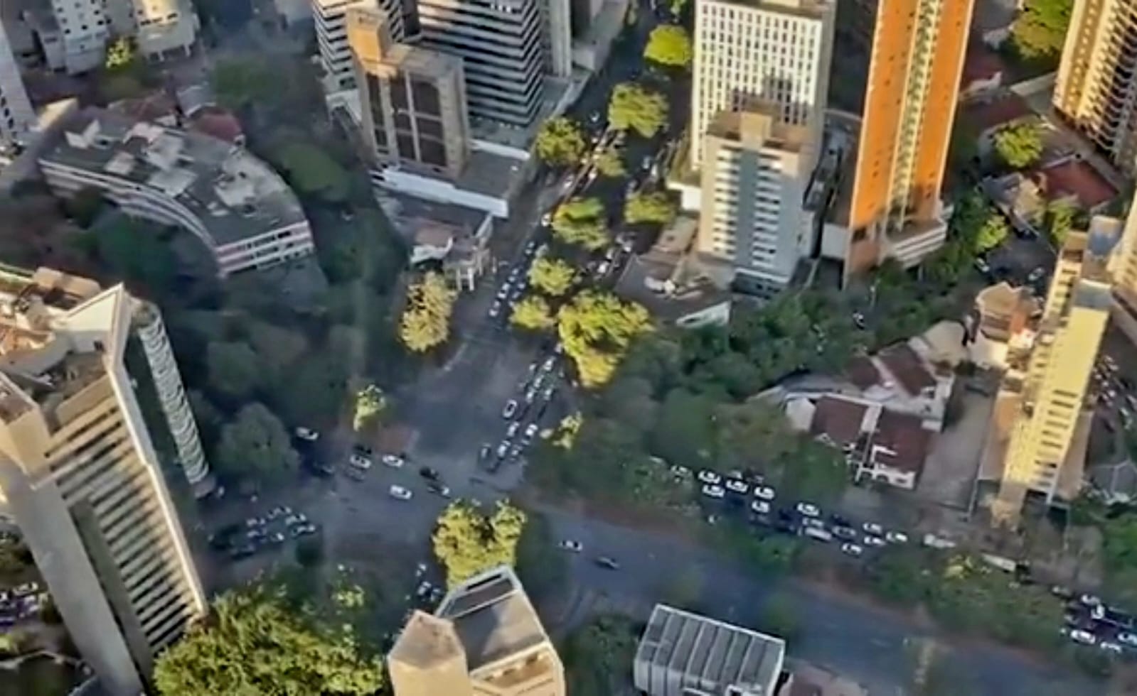 Congestionamento no encontro das avenidas Afonso Pena e Getúlio Vargas, em Belo Horizonte