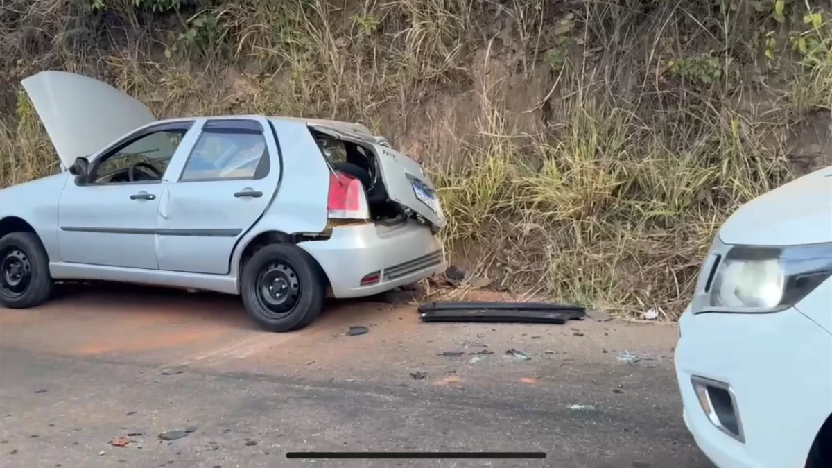 Veículo ficou destruído