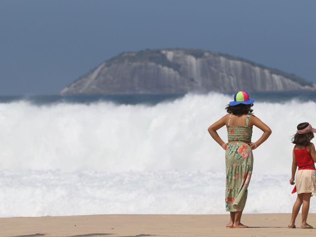 Ondas no Leblon invadiram a avenida Delfim Moreira, que precisou ser interditada