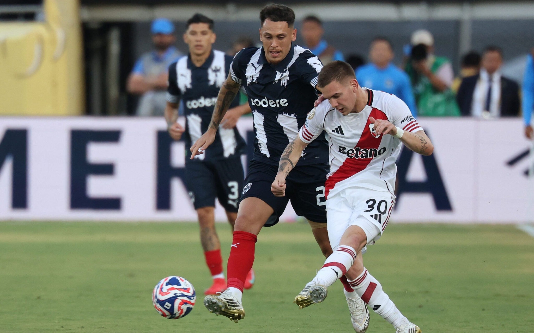 Mastantuono foi destaque de River Plate x Monterrey (Foto: Patrick T. Fallon / AFP)