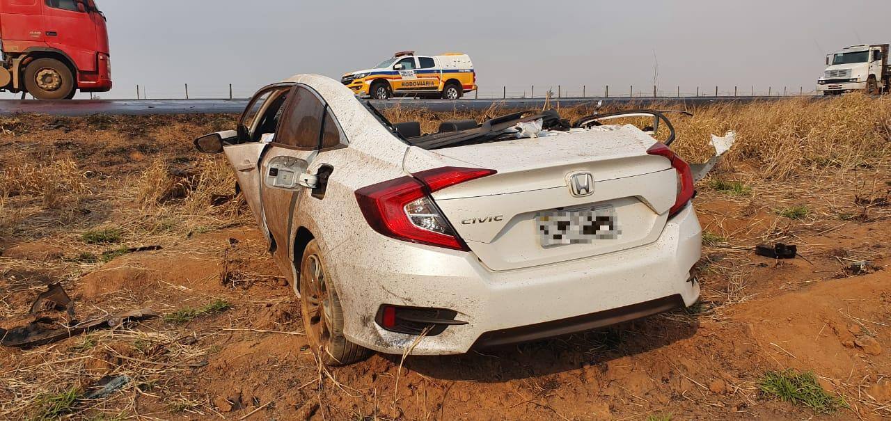 As vítimas estavam dentro do Honda Civic, que ficou destruído