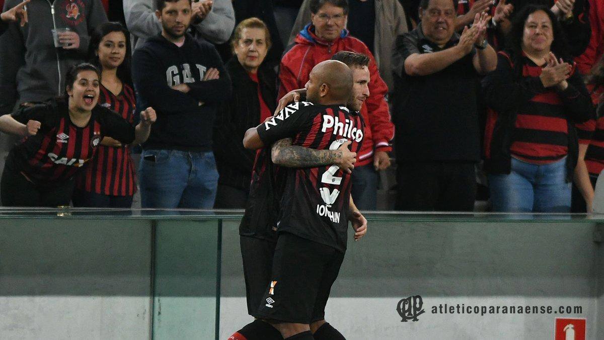 Atlético-PR vence o Corinthians e segue na cola do Galo pela Liberta