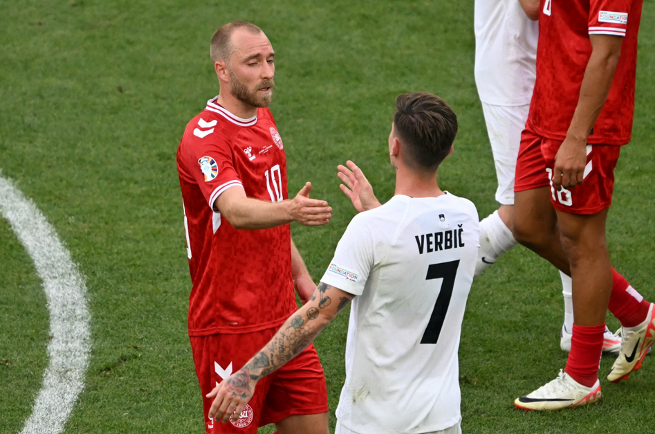 O jogador Christian Eriksen cumprimentando Benjamin Verbic