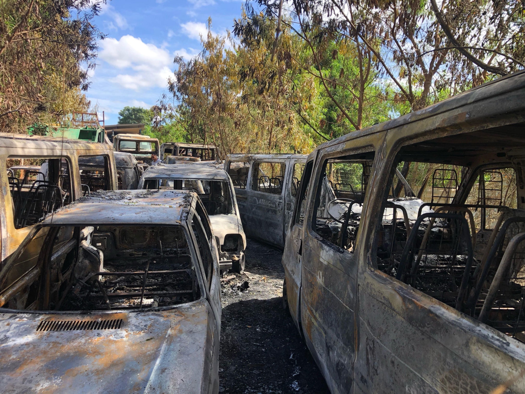 Carros foram completamente destruídos pelo fogo