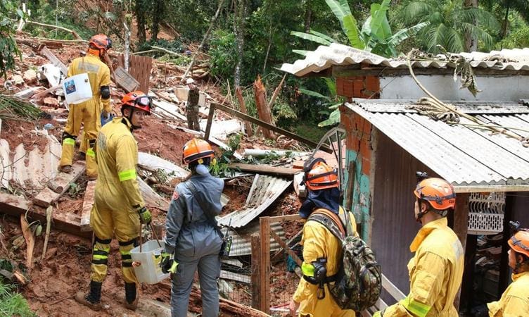 Casas foram destruídas e famílias inteiras ficaram soterradas na tragédia de São Sebastião (SP)