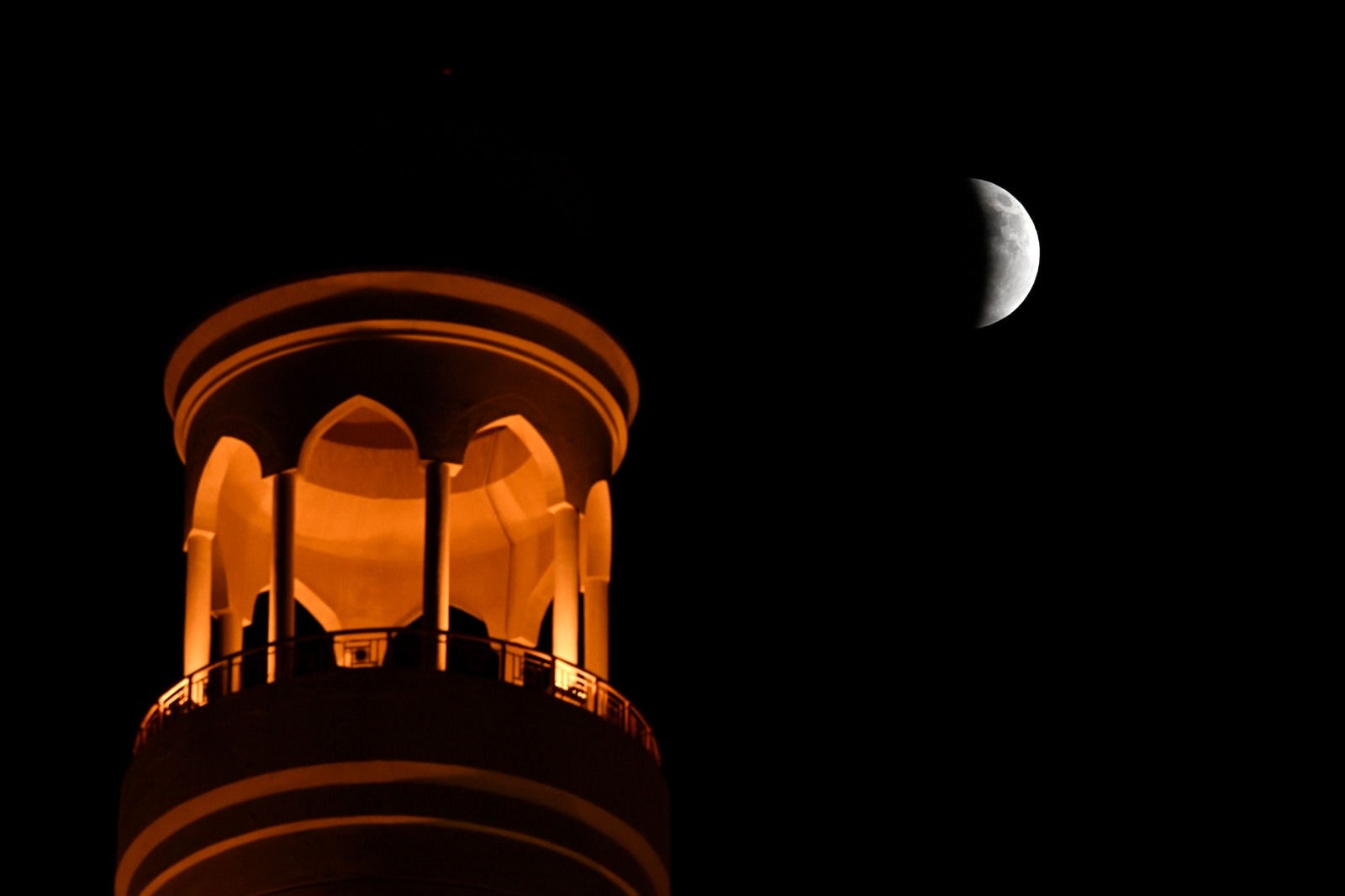 Um eclipse parcial da lua é visto acima de Doha, no Qatar em 7 de setembro de 2025