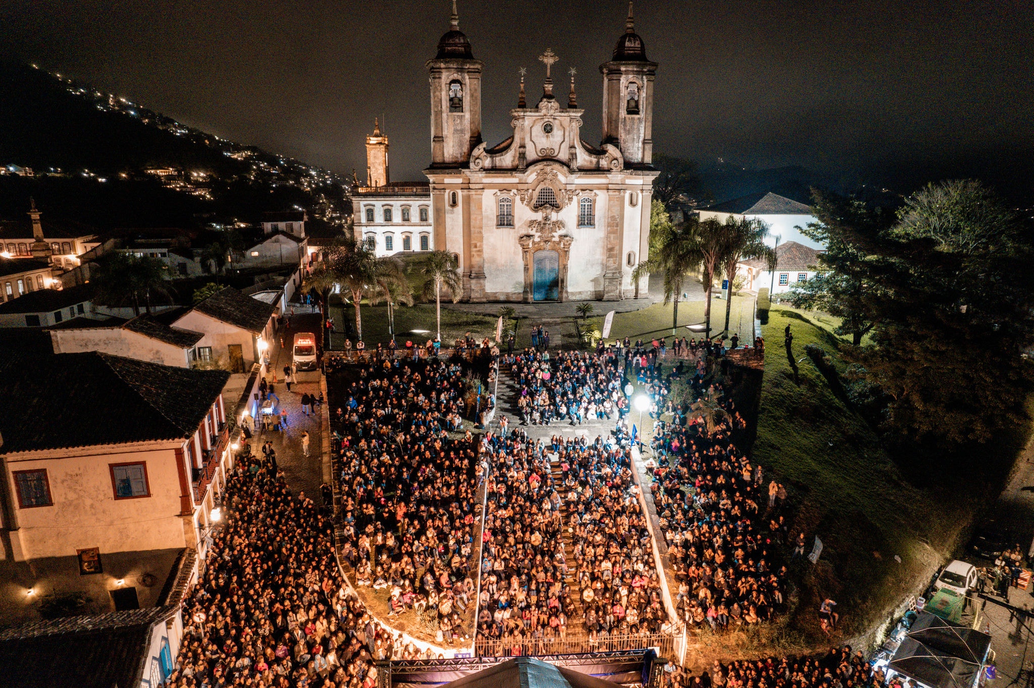 Centenas de pessoas se aglomeraram em frente à Igreja de Nossa Senhora do Carmo para assistir aos espetáculos