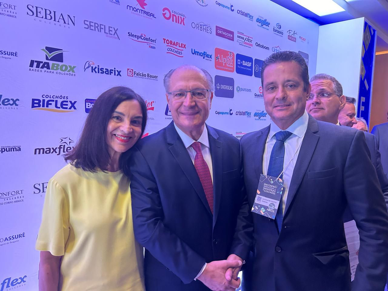 Lu e Geraldo Alckmin, com Alexandre Prates, no Encontro Internacional da Indústria de Colchões, recentemente, no Rio de Janeiro
