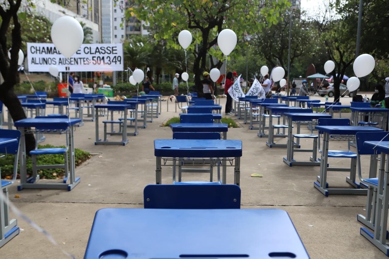 Pais e alunos protestam por reabertura de escolas em Belo Horizonte