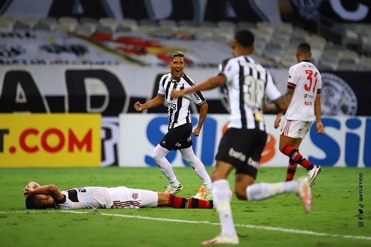 Zaracho comemora um dos gols no 4x0 sobre o Flamengo no Brasileirão 2020