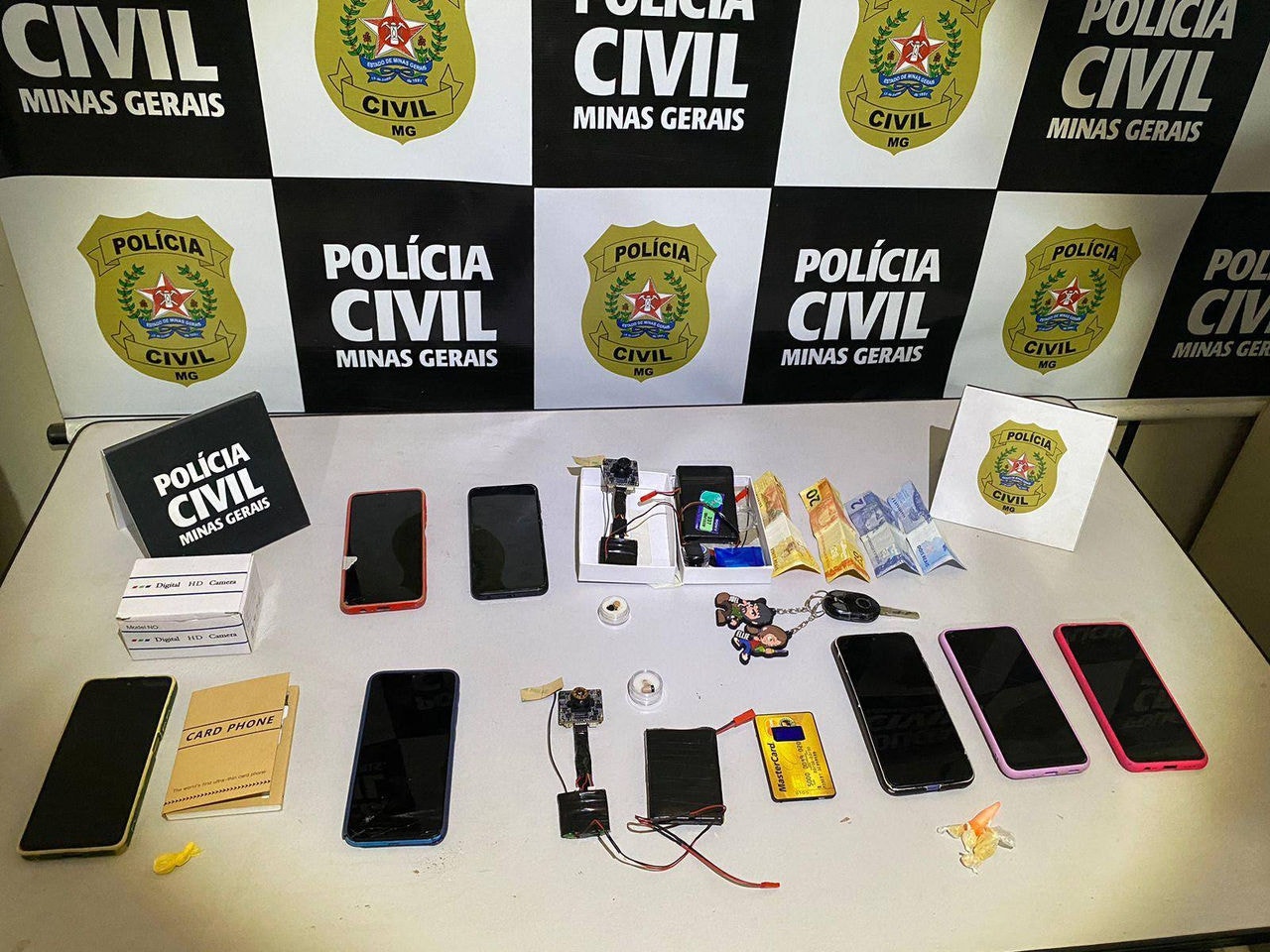 Foto mostra os equipamentos eletrônicos apreendidos com os suspeitos