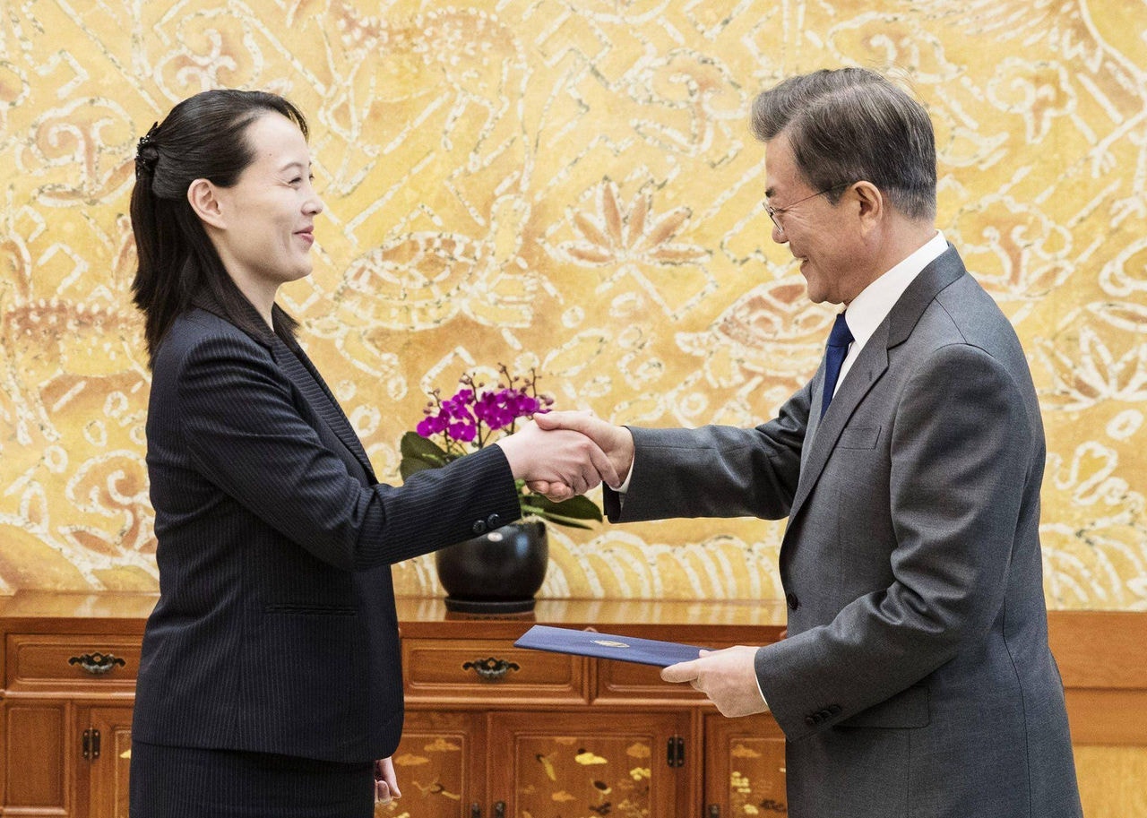 North Korean leader Kim Jong Un's sister Kim Yo Jong (L) hands over an autographed letter from Kim Jong Un to South Korea's President Moon Jae-in (R) during their meeting at the presidential Blue House in Seoul on February 10, 2018.
North Korean leader Kim Jong Un has invited the South's President Moon Jae-in for a summit in Pyongyang, Seoul said on February 10. / AFP PHOTO / YONHAP / - /  - South Korea OUT / REPUBLIC OF KOREA OUT  NO ARCHIVES  RESTRICTED TO SUBSCRIPTION USE